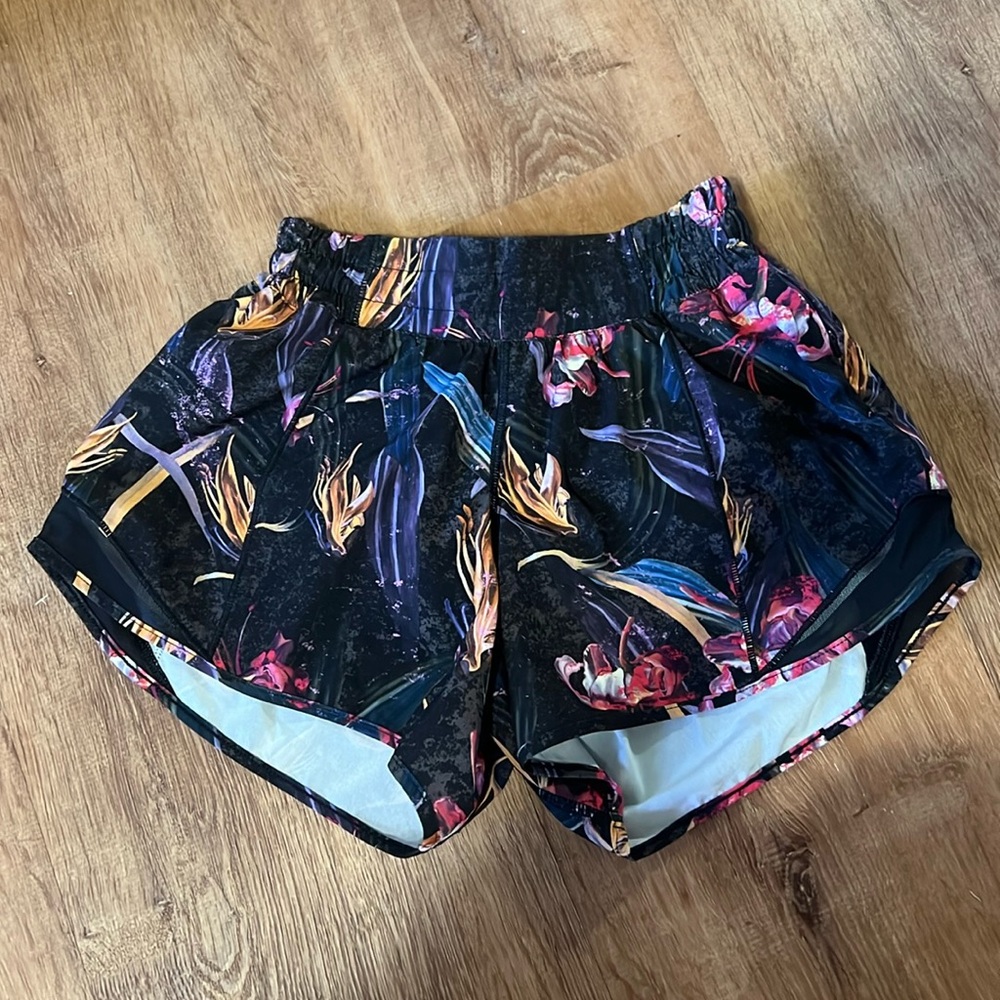 NWOT LULULEMON HOTTY HOT SHORT